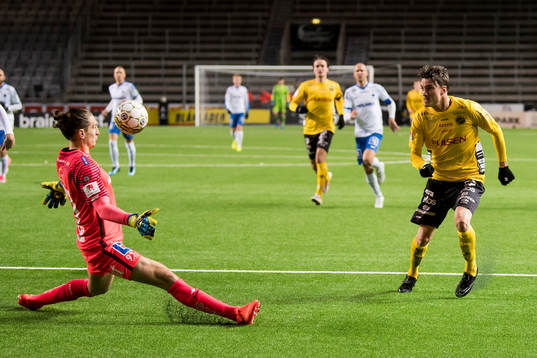 Elfsborgs Lasse Nilsson lobbar bollen över Norrköpings