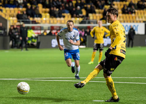 Elfsborgs Lasse Nilsson skjuter 3-2 på straff