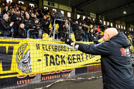 Elfsborgs supportrar tackar målvaktstränare Gert Hansen
