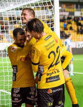 Elfsborgs Lasse Nilsson kramas om av Samuel Holmén, Alex