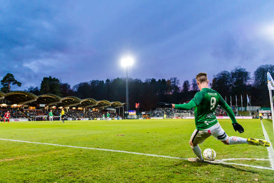 Jönköpings Tommy Thelin slår en hörna