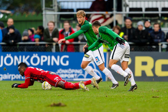 Östersunds Samuel Mensah faller över bollen