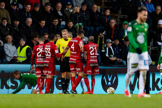 Östersunds spelare pratar med domare Glenn Nyberg