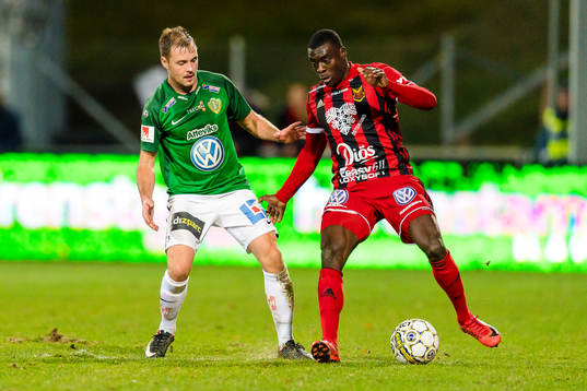 Jönköpings Tom Siwe jagar Östersunds Ken Sema