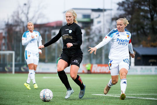 Göteborgs Rebecka Blomqvist och Djurgårdens Mia Jalkerud