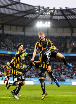 Häckens Juhani Ojala , Paulinho och Daleho Irandust jublar