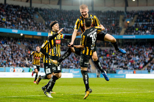 Häckens Juhani Ojala , Paulinho och Daleho Irandust jublar