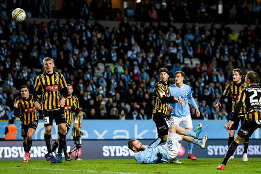 Malmö FFs Jo Inge Berget cykelsparkar in 2-1 målet