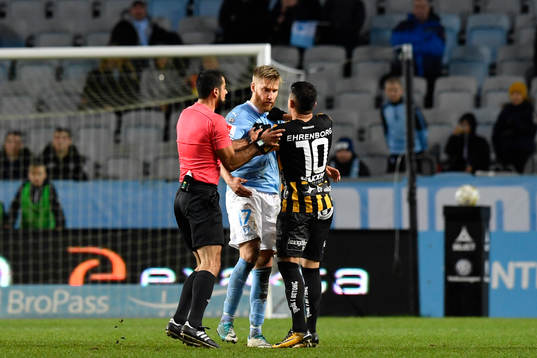 Häckens Paulinho puttar Malmö FFs Rasmus Bengtsson och