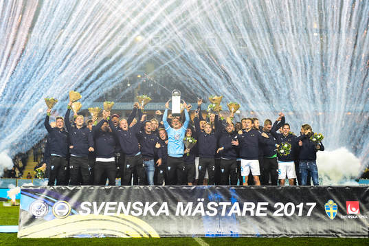 Malmö FFs Markus Rosenberg höjer Lennart Johanssons Pokal