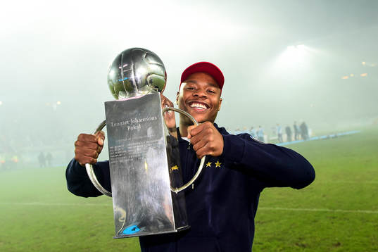 Malmö FFs Carlos Strandberg höjer Lennart Johanssons