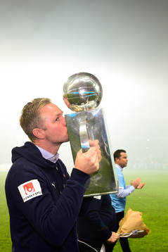 Malmö FFs tränare Magnus Pehrsson jublar med Lennart