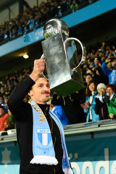 Malmö FFs Zlatan Ibrahimovic med Lennart Johanssons Pokal