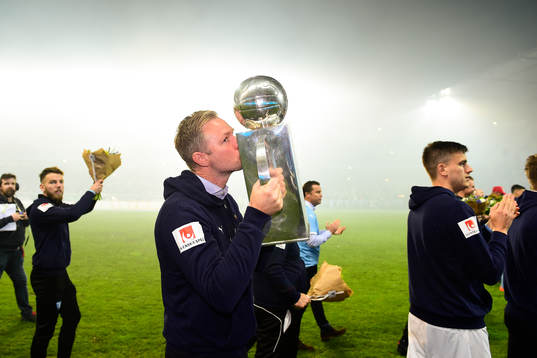Malmö FFs tränare Magnus Pehrsson jublar med Lennart