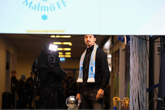 Malmö FFs Zlatan Ibrahimovic med Lennart Johanssons Pokal