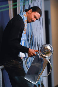 Malmö FFs Zlatan Ibrahimovic med Lennart Johanssons Pokal