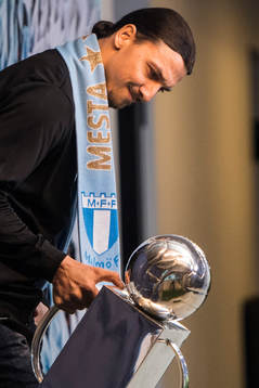 Malmö FFs Zlatan Ibrahimovic med Lennart Johanssons Pokal
