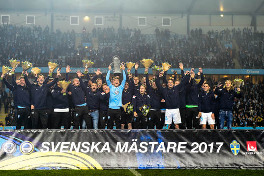 Malmö FFs Markus Rosenberg höjer Lennart Johanssons Pokal
