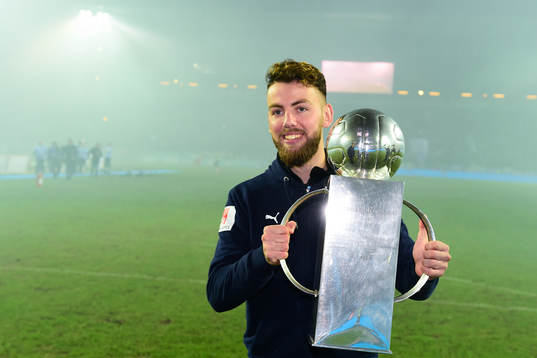 Malmö FFs Erdal Rakip jublar med Lennart Johanssons Pokal