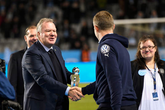 Fotbollsförbundets ordförande Karl-Erik Nilsson lämnar
