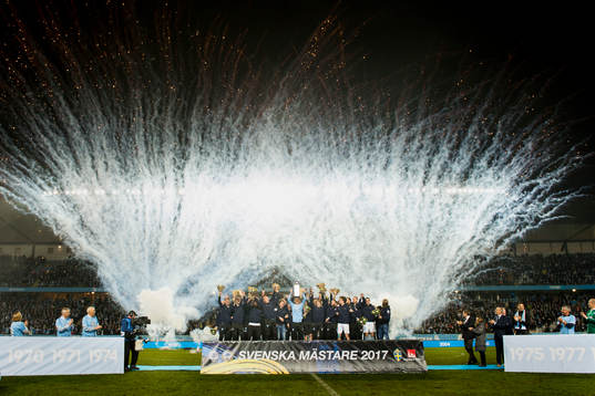 Malmö FFs Markus Rosenberg lyfter Lennart Johanssons pokal
