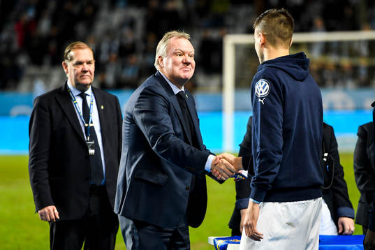 Fotbollsförbundets ordförande Karl-Erik Nilsson lämnar