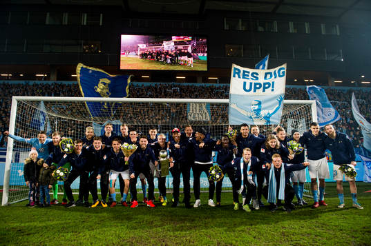 Malmö FFs mästarlag 2017 ställer upp för en lagbild