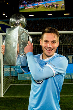 Malmö FFs Markus Rosenberg lyfter Lennart Johanssons pokal