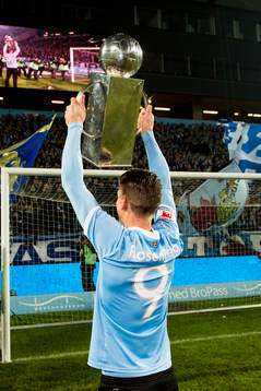 Malmö FFs Markus Rosenberg lyfter Lennart Johanssons pokal