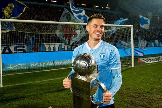 Malmö FFs Markus Rosenberg med Lennart Johanssons pokal