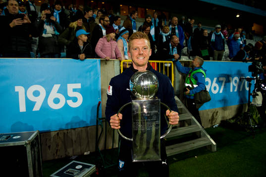 Malmö FFs Anders Christiansen med Lennart Johanssons pokal