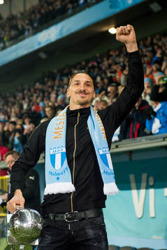Zlatan Ibrahimovic med Lennart Johanssons pokalen