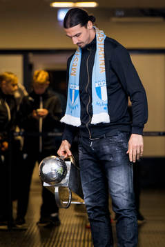 Zlatan Ibrahimovic väntar i spelartunneln på att få dela