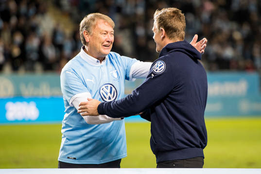 Malmö FFs fd tränare Åge Hareide kramar om målvakt