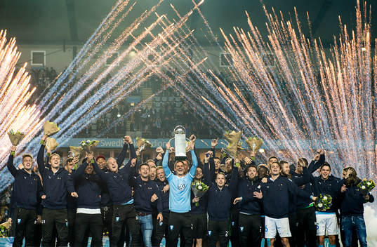 Malmö FFs Markus Rosenberg höjer Lennart Johanssons Pokal