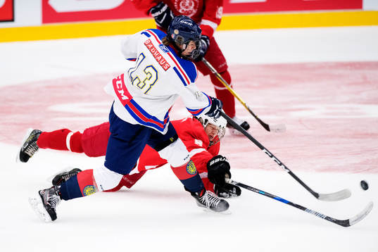 Östergötlands Gabriel Eklund kastar sig framför