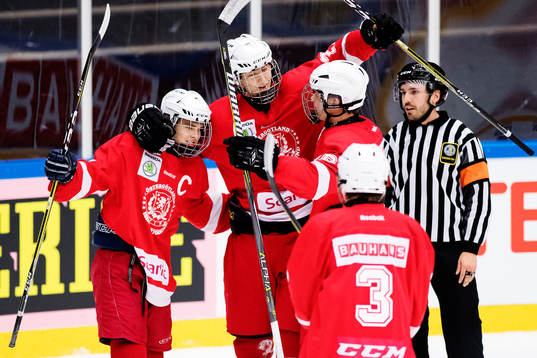 Östergötlands Albin Persson (mitten) jublar med