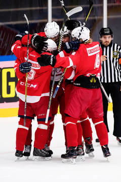 Östergötlands Albin Persson jublar med lagkamrater