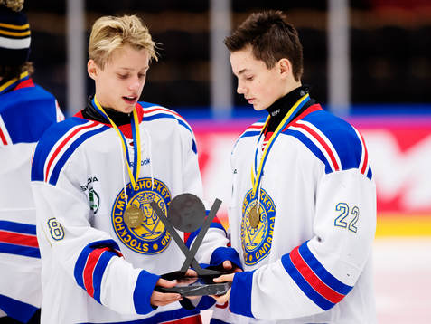 Stockholm Alex Korpela och Linus Unger med pokalen
