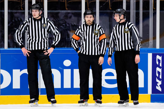 Domaren Mattias Enroth (m) och linjemännen Jonatan