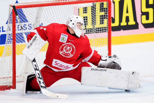Östergötlands målvakt Ludvig Eriksson räddar ett skott