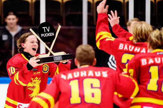 Skånes Casper Lindahl jublar och lyfter pokalen