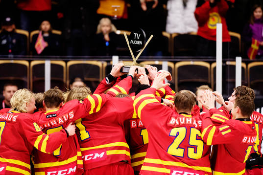Skånes spelare jublar och lyfter pokalen