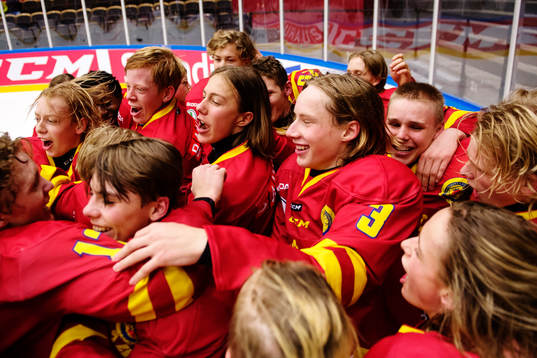 Skånes lag jublar med lagkamrater