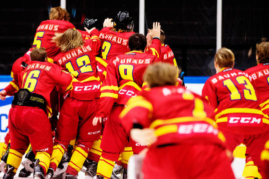 Skånes spelare kastar sig i en hög och jublar
