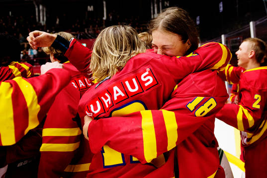 Skånes Charlie Scherman kramas och jublar