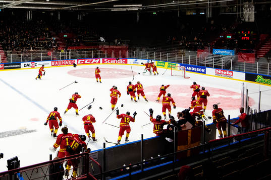 Skånes spelare åker ut på isen och jublar på