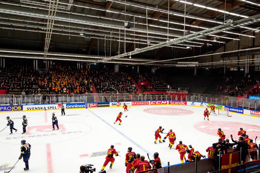 Skånes spelare åker ut på isen och jublar på