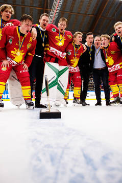 Skånes Oskar Magnusson och målvakt Calle Clang jublar med