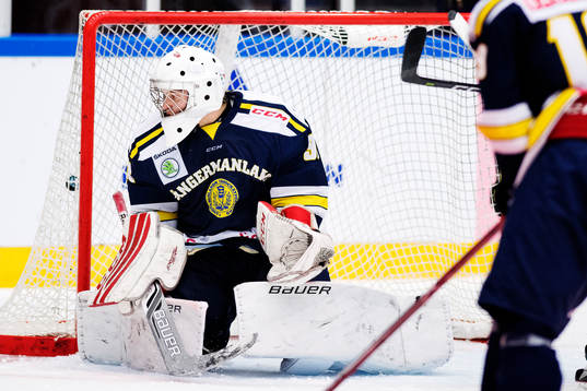 Ångermanlands målvakt Viktor Karlström släpper in